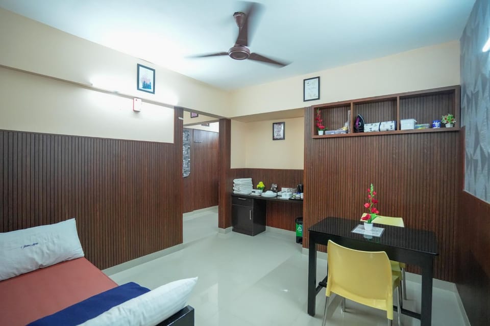 Bed, Living room, Seating area, Dining area, air conditioner