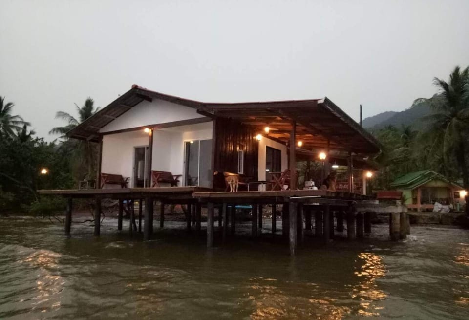 ชานไม้ ใน เล เกาะช้าง House in Ko Chang