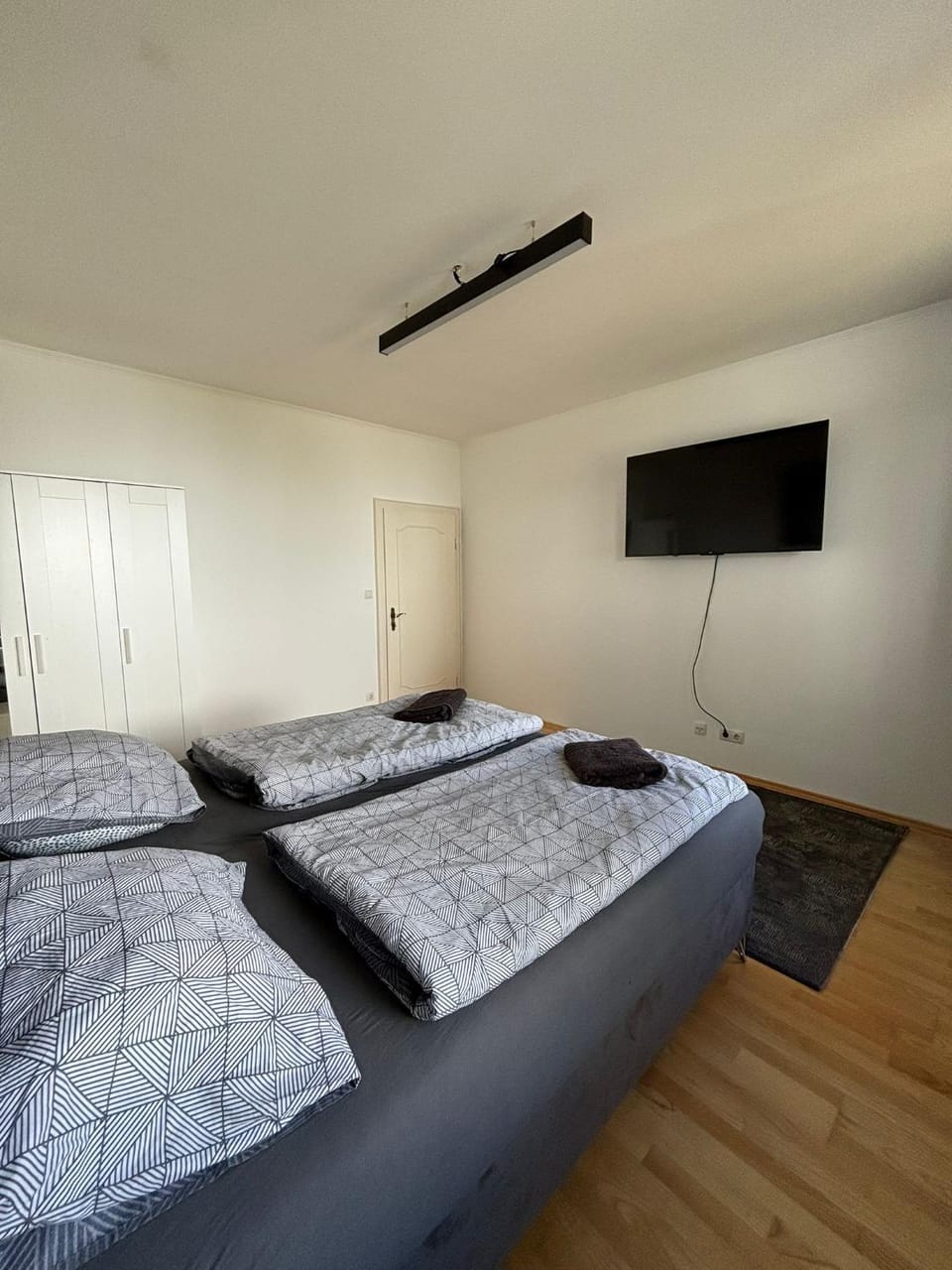 Bed, TV and multimedia, Photo of the whole room, Bedroom
