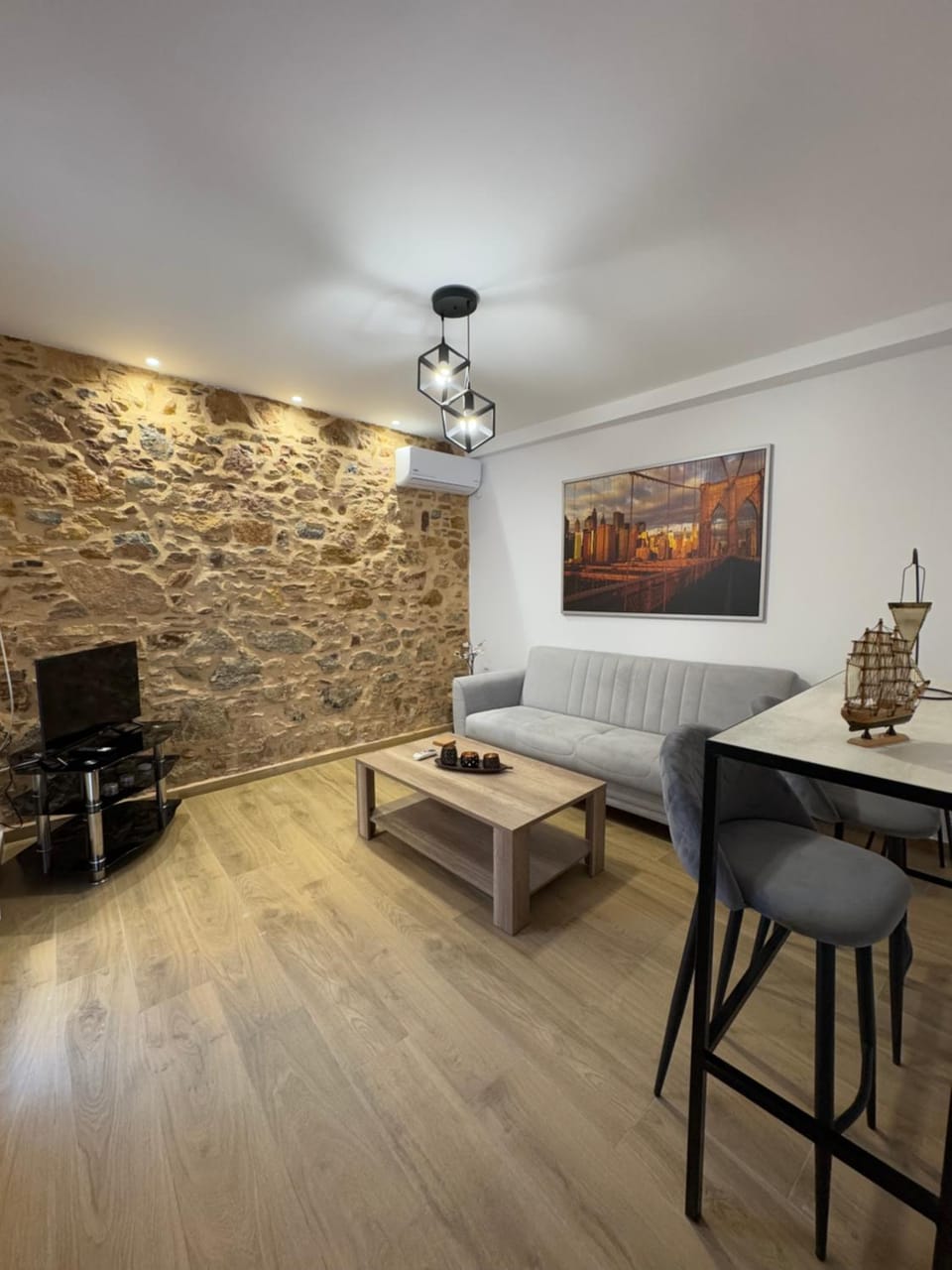 TV and multimedia, Living room, Seating area, Dining area