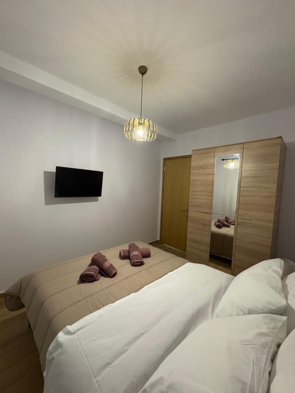 Bed, TV and multimedia, Photo of the whole room, Bedroom, towels, wardrobe