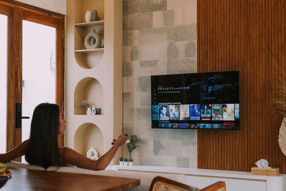 Communal lounge/ TV room, People, TV and multimedia, Evening entertainment, internet
