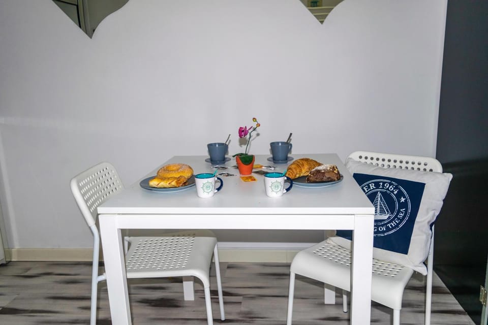 Seating area, Breakfast