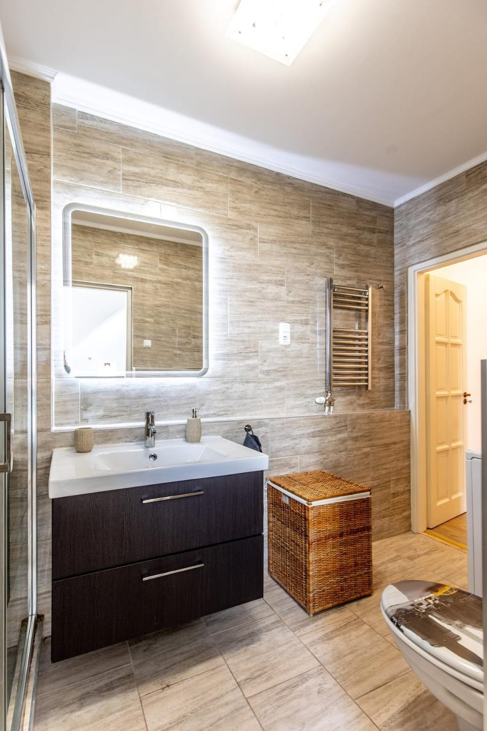 Shower, Toilet