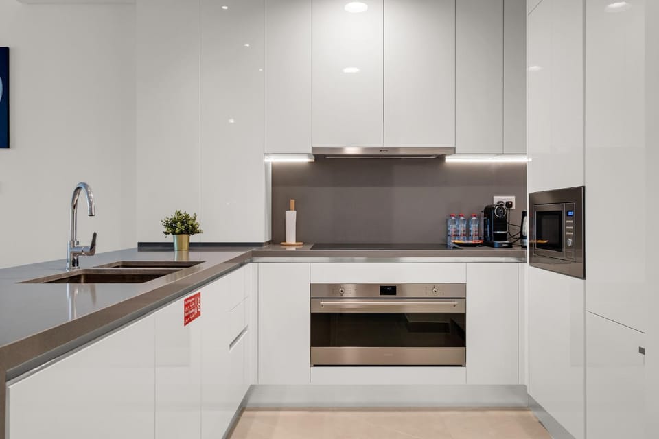 Coffee/tea facilities, Kitchen or kitchenette, dishwasher, oven, stove