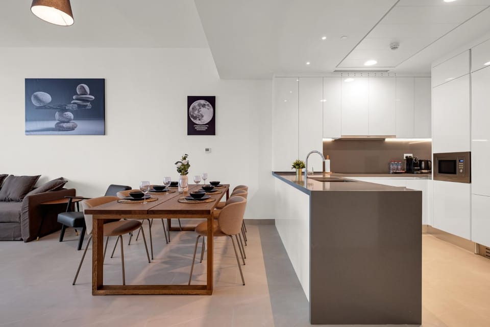 Kitchen or kitchenette, Living room, Seating area, Dining area
