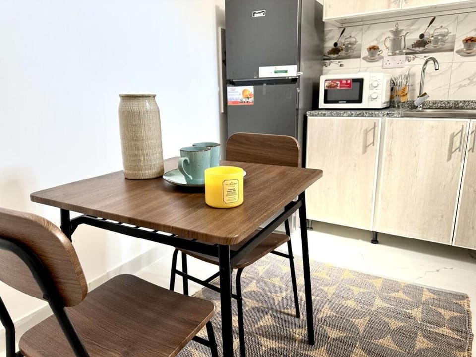 Kitchen or kitchenette, Dining area, minibar, oven, stove