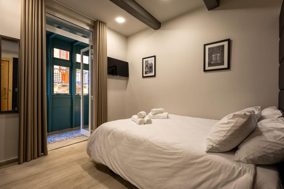 Bed, TV and multimedia, Bedroom