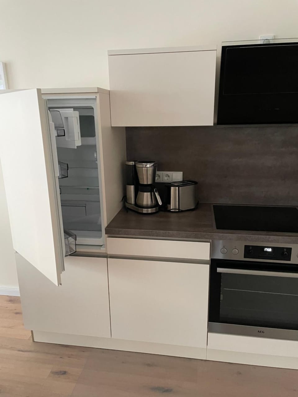 Coffee/tea facilities, Kitchen or kitchenette, oven, stove, toaster
