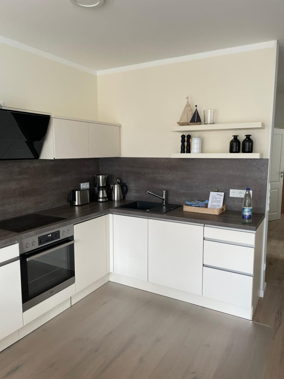 Kitchen or kitchenette, dishwasher, stove