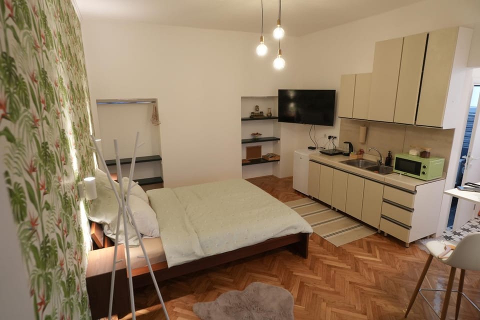 Bed, Kitchen or kitchenette, Bedroom