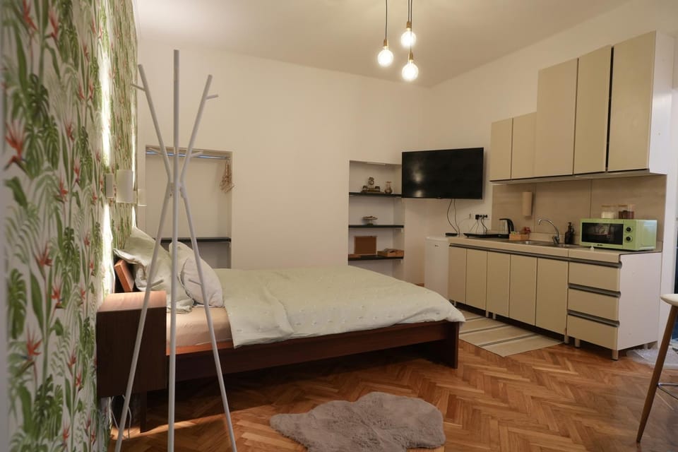 Bed, Kitchen or kitchenette