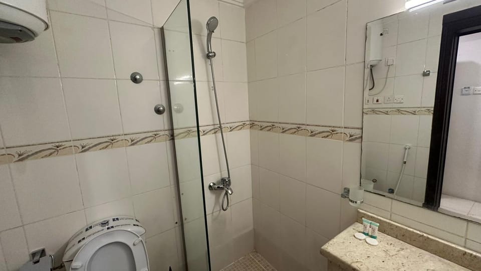 Shower, Toilet