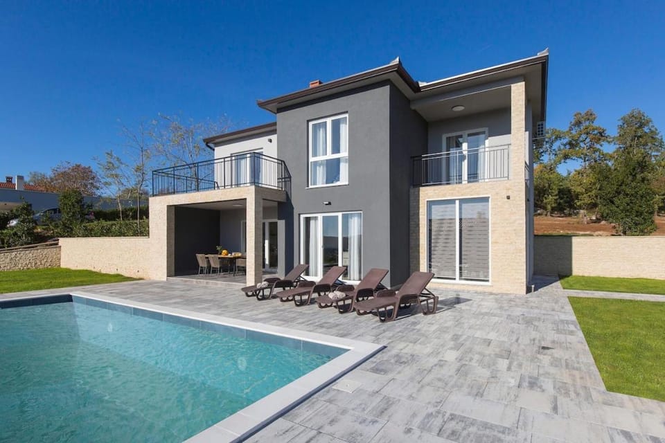 Property building, Day, Pool view, Swimming pool, sunbed