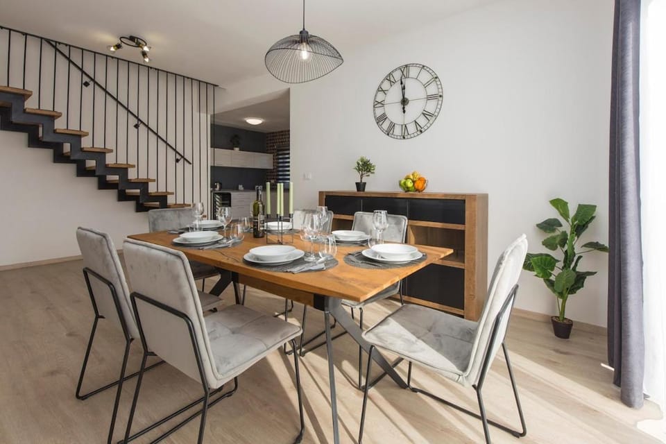Seating area, Dining area