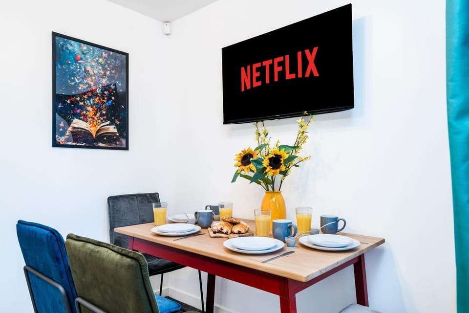 TV and multimedia, Living room, Seating area, Dining area