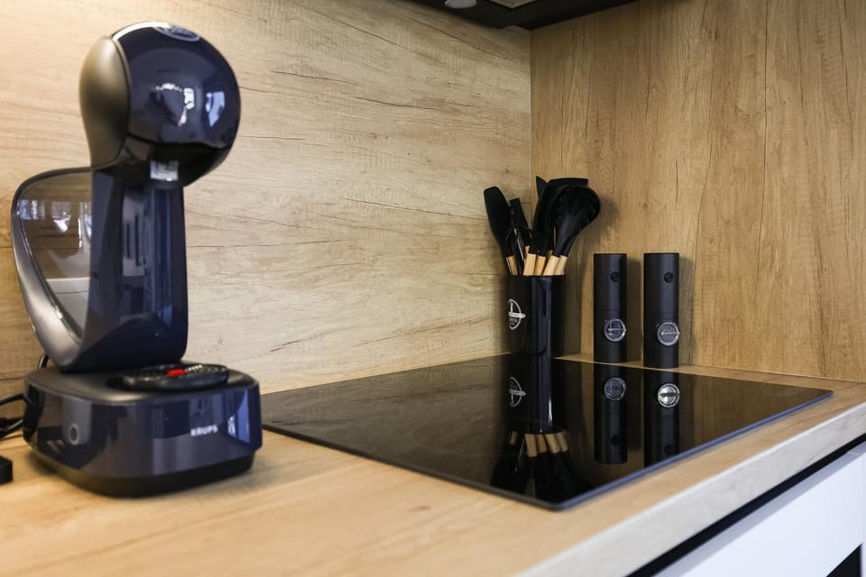 Coffee/tea facilities, oven, stove