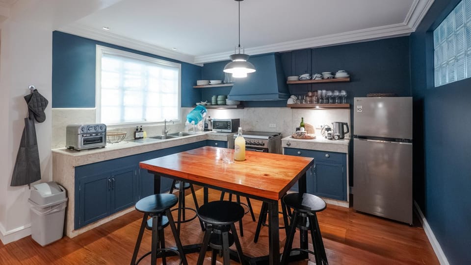Kitchen or kitchenette, Dining area, oven, stove
