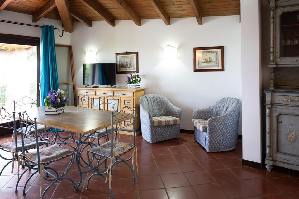 TV and multimedia, Seating area, Dining area