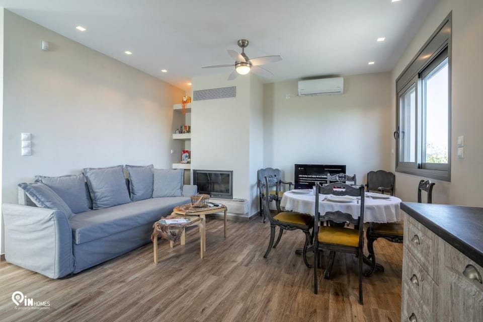 TV and multimedia, Kitchen or kitchenette, Living room, Seating area, Dining area, air conditioner
