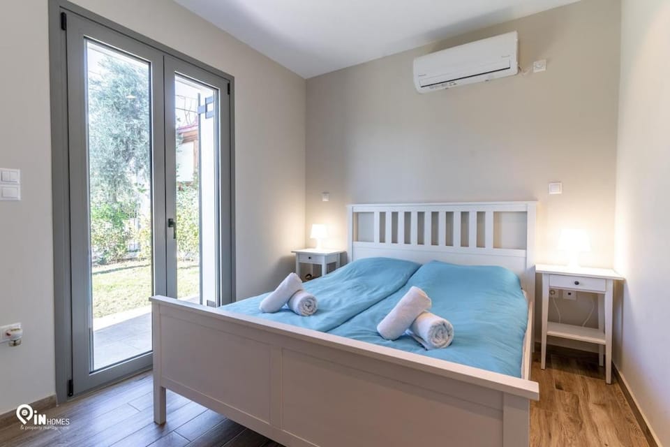 Bed, Photo of the whole room, Bedroom, towels, air conditioner
