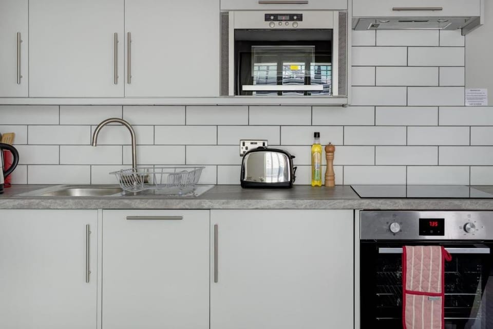 Beautiful Townhouse Close to Montpellier, Sleeps 6 House in Cheltenham
