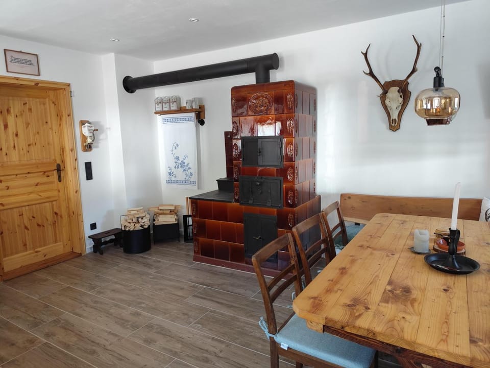 Kitchen or kitchenette, Seating area, Dining area