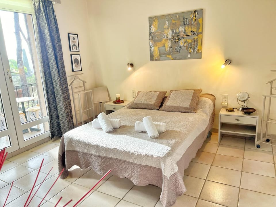 Bed, Photo of the whole room, Bedroom, towels