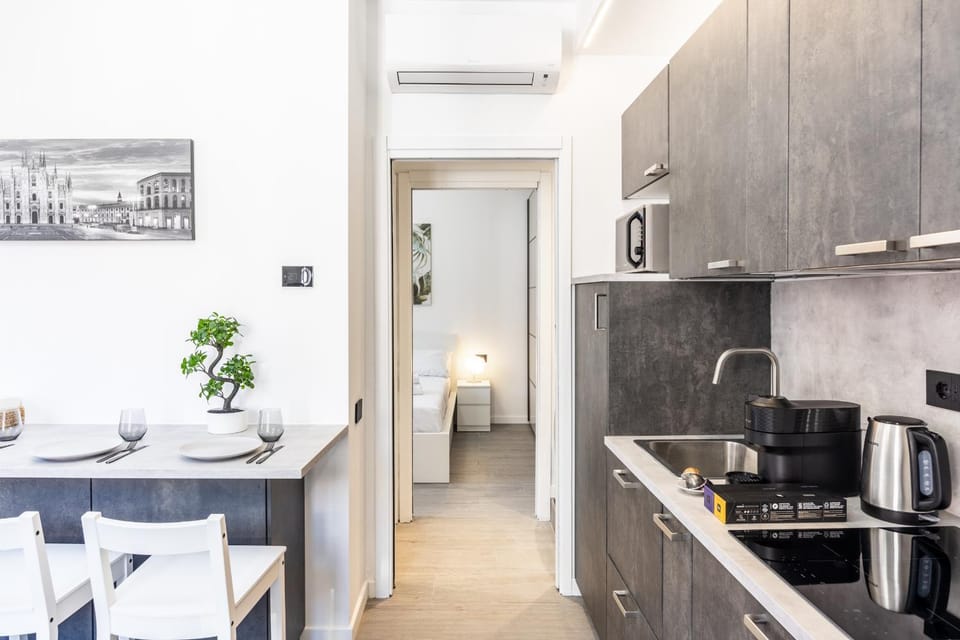 5 stars flat, next to subway, 3 stops to duomo, AC & Wi-fi Apartment in Milan
