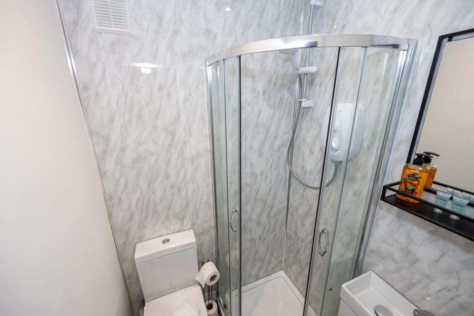 Private ensuite rooms with kitchen access by Irwell Stays Hotel in Manchester