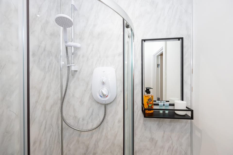 Private ensuite rooms with kitchen access by Irwell Stays Hotel in Manchester