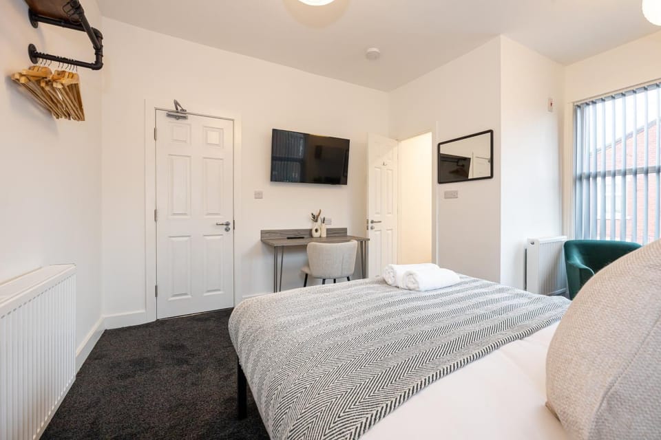 Private ensuite rooms with kitchen access by Irwell Stays Hotel in Manchester