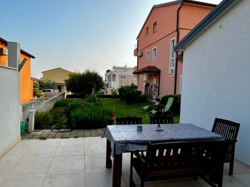 Patio, Day, Neighbourhood