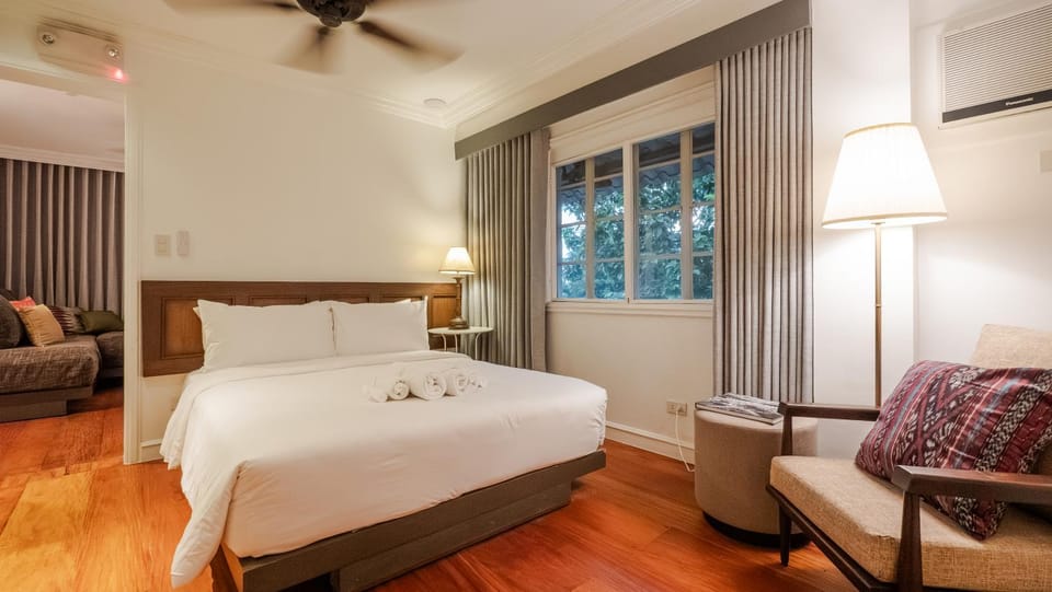 Bed, Seating area, Bedroom