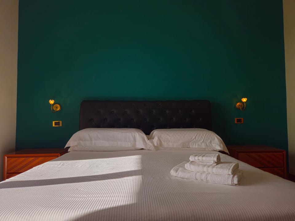 Spring, Bed, Natural landscape, Balcony/Terrace, Photo of the whole room, Bedroom, City view, Garden view, towels