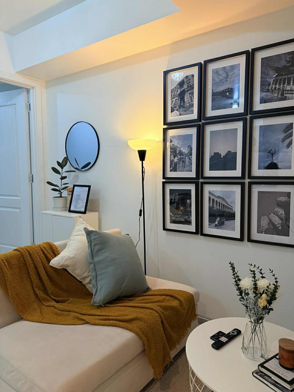 Living room, Photo of the whole room, Decorative detail, Seating area