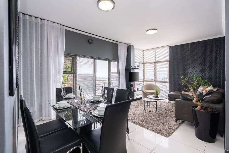 TV and multimedia, View (from property/room), View (from property/room), Living room, Seating area, Dining area, City view, City view, Street view, Street view, furniture, furniture