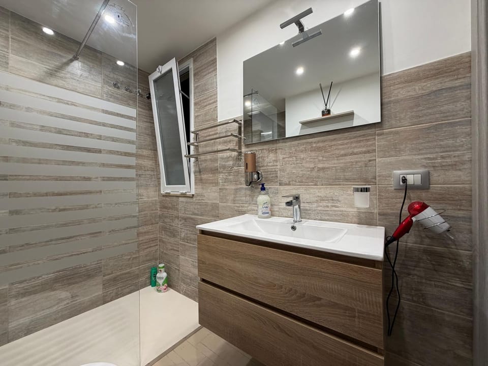 Shower, Bathroom, towels