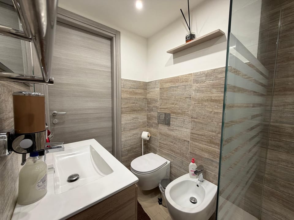 Shower, Toilet, Bathroom, bidet, towels