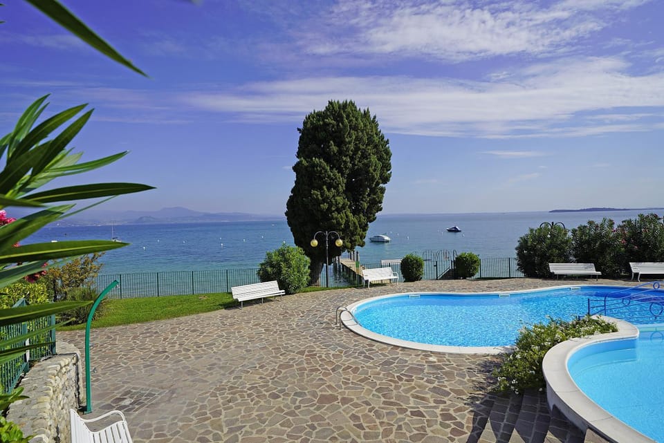 Day, Pool view