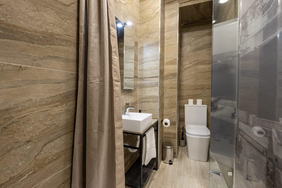 Shower, Toilet