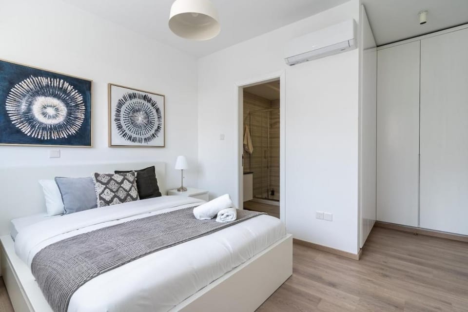 Bed, Bathroom, Photo of the whole room, Bedroom, wardrobe, air conditioner