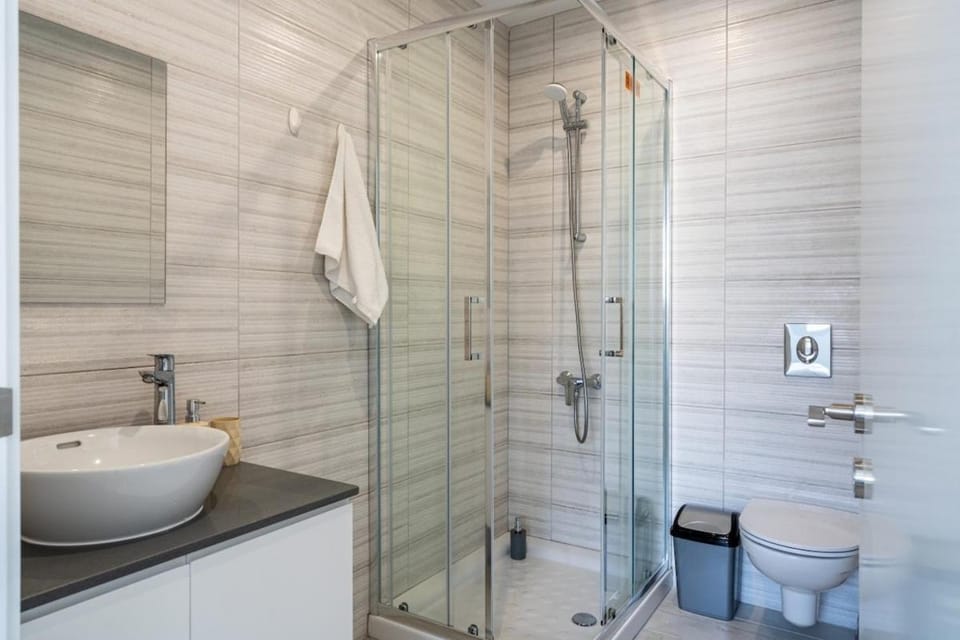 Shower, Toilet, Bathroom, towels