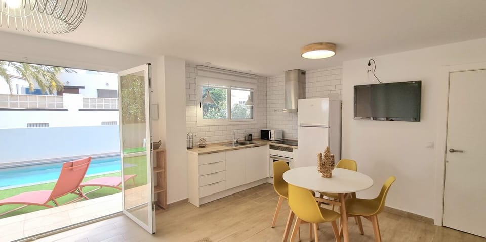 Kitchen or kitchenette, Dining area, oven, pet friendly, stove