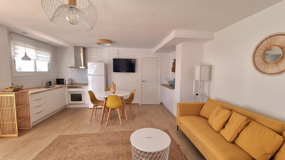 Kitchen or kitchenette, Living room, Seating area, Dining area, oven, pet friendly, stove