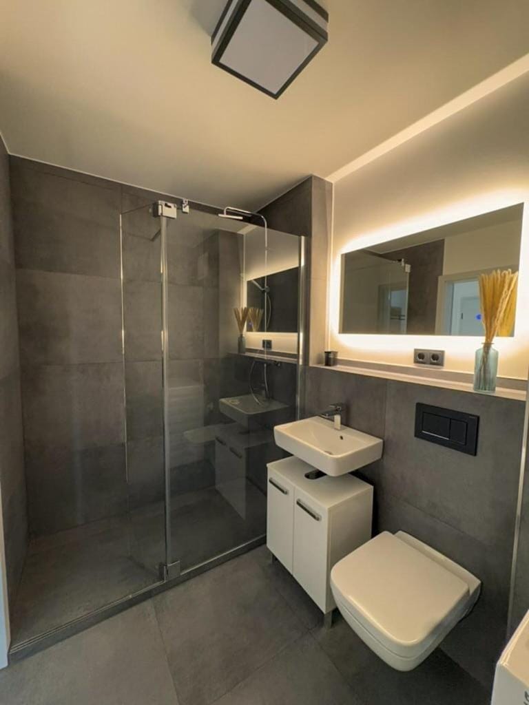 Shower, Toilet, Bathroom