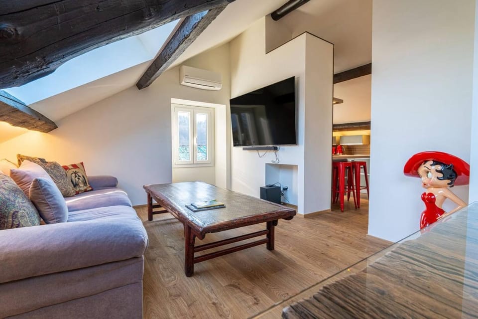 Communal lounge/ TV room, TV and multimedia, Living room