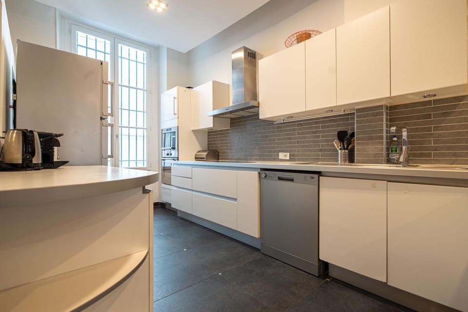 Coffee/tea facilities, Kitchen or kitchenette, dishwasher, stove