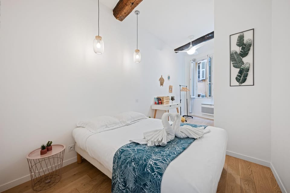 Bed, Photo of the whole room, Seating area, Bedroom