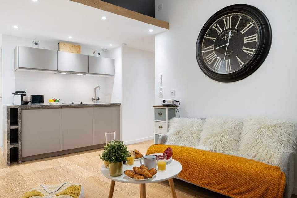 Coffee/tea facilities, Kitchen or kitchenette, Seating area